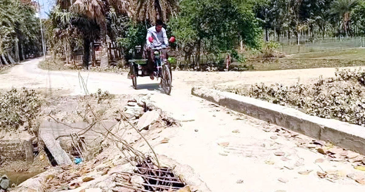 আলমডাঙ্গায় জিকে ক্যানালের ব্রিজ ভেঙে ১৫ গ্রামের মানুষের চরম ভোগান্তি