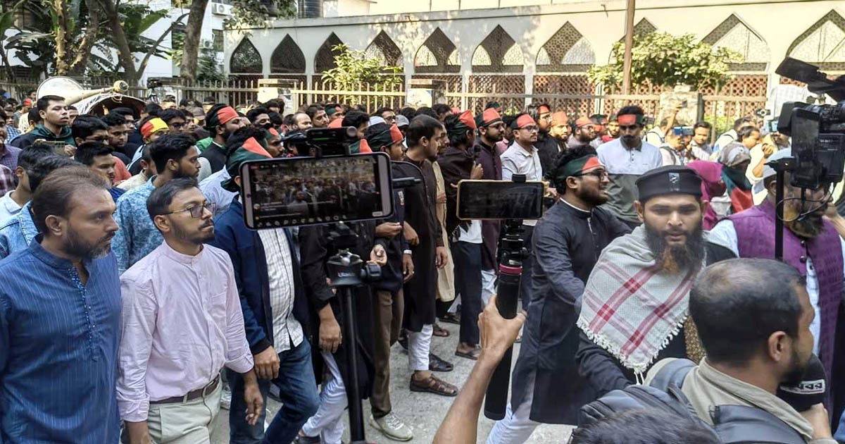 ডাকসুর নেতৃত্বে স্বরাষ্ট্র মন্ত্রণালয় ঘেরাও ঢাবি প্রতিনিধিরা