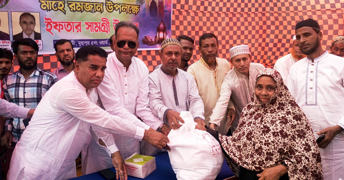 সন্দ্বীপে মাস্টার শামসুল হক ফাউন্ডেশনের ইফতার সামগ্রী বিতরণ
