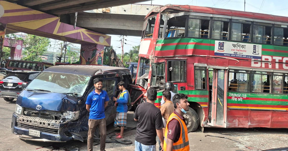 মগবাজারে ঢাবির বাস দুর্ঘটনায় আহত ৮