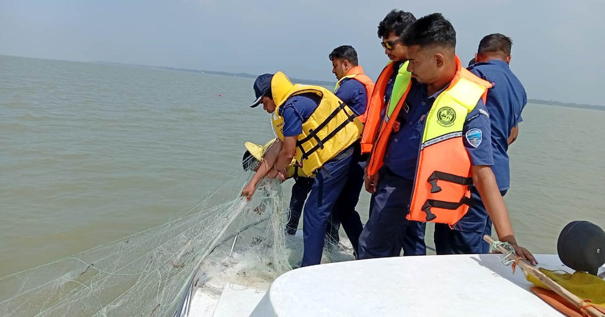 চাঁদপুরে মা ইলিশ রক্ষা অভিযানে ৬১ জেলে আটক