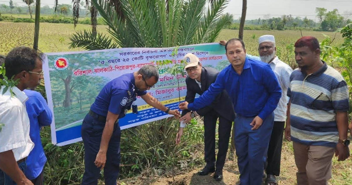 ঝালকাঠি মহাসড়কে বৃক্ষরোপণ কর্মসূচির উদ্বোধন