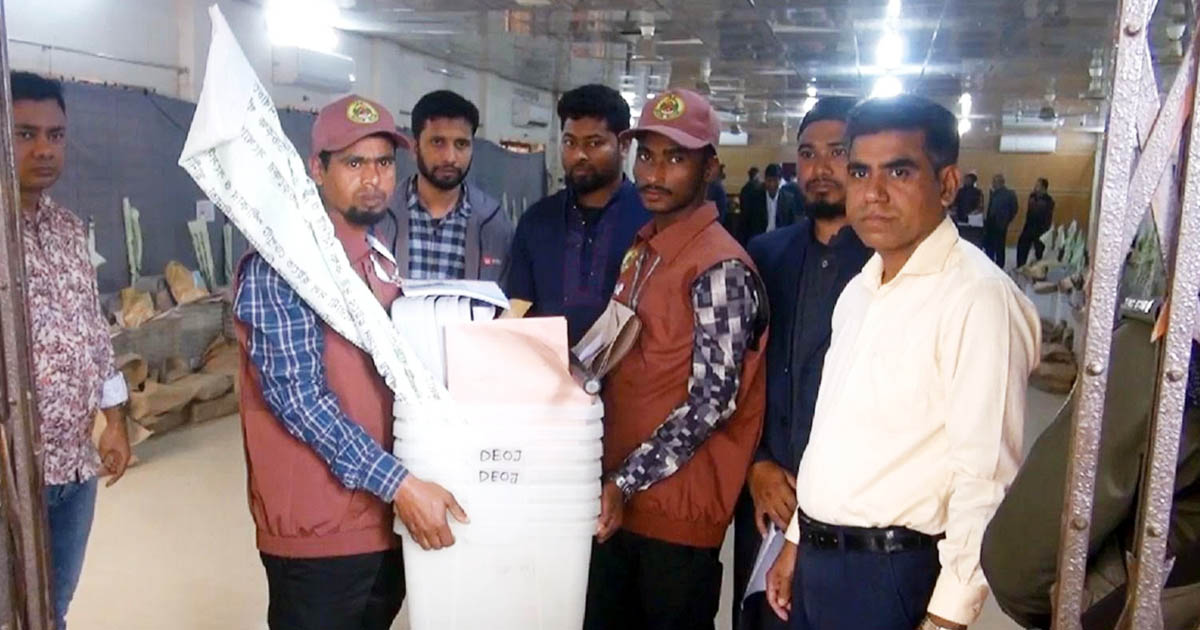 ঝালকাঠির ২৩৭ কেন্দ্রে সরঞ্জাম বিতরণ, ১৮ জন প্রার্থীর লড়াই