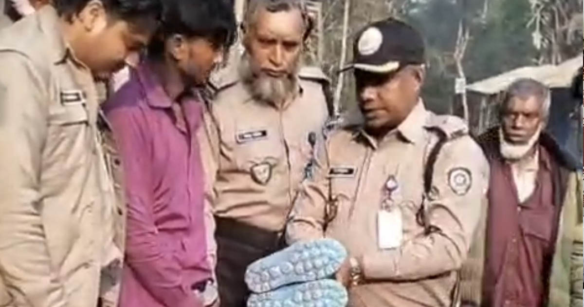 নোয়াখালীতে জুতার ভেতরে ইয়াবা পাচার,  গ্রেপ্তার ১