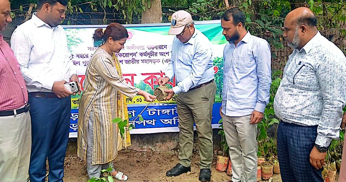 টাঙ্গাইল মহাসড়কে বৃক্ষরোপণ কর্মসূচির উদ্বোধন