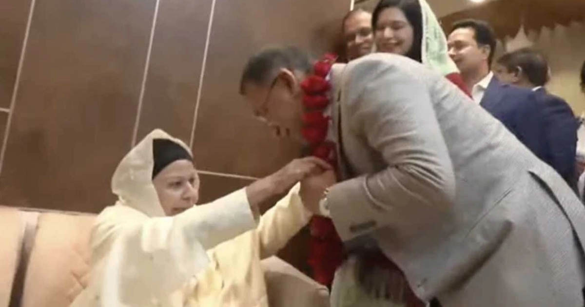 তারেক রহমানকে ফুলের মালা পরিয়ে বরণ করেন শ্বাশুরি