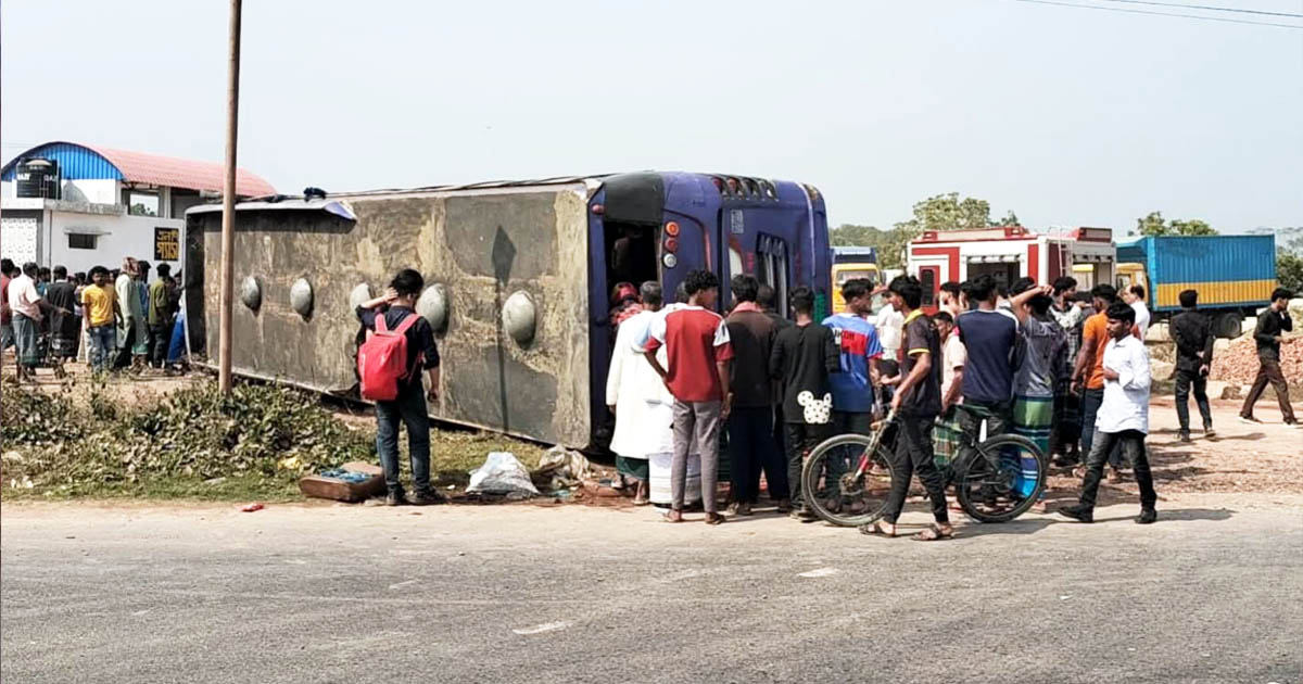ফরিদপুরে যাত্রীবাহী বাস উল্টে দুই জন নিহত