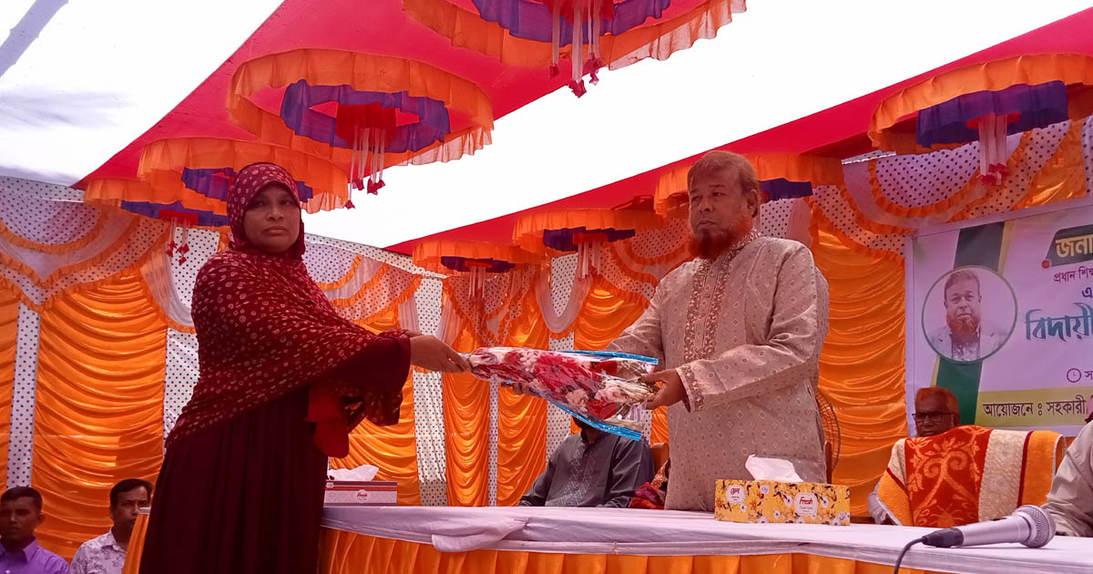 সালথায় প্রধান শিক্ষক রবিউল আলমকে বর্ণাঢ্য বিদায়ী সংবর্ধনা
