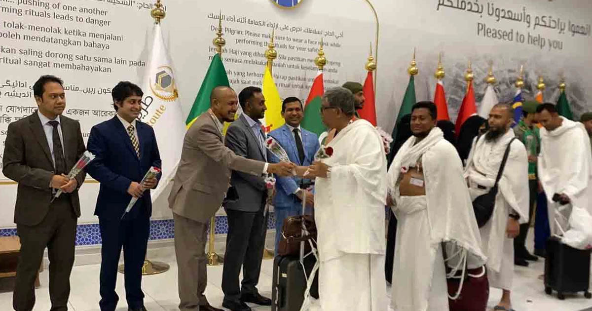 প্রথম হজ ফ্লাইটে ৪১৯ হজযাত্রী পৌঁছেছেন সৌদি আরবে