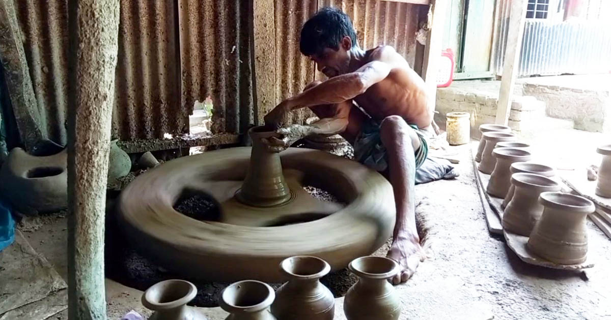 আধুনিকতার চাপে হারিয়ে যাচ্ছে মাটির ঘ্রাণ, সংকটে মাদারীপুরের ঐতিহ্যবাহী মৃৎশিল্প