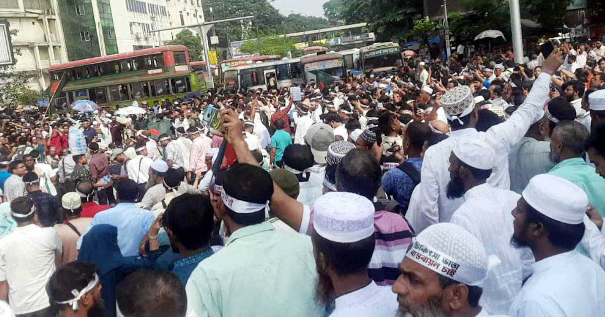 ব্যারিকেড ভেঙে শাহবাগ মোড়ে শিক্ষকরা, যানচলাচল বন্ধ