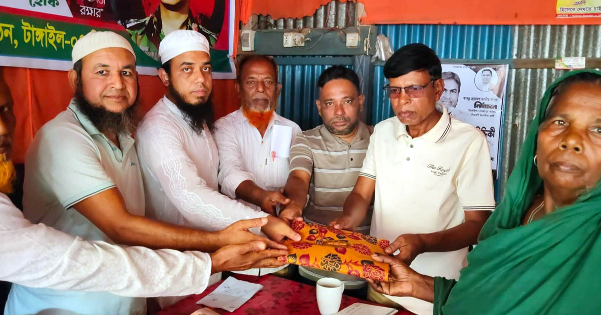 মির্জাপুরে সহস্রাধিক মানুষের মাঝে বিএনপি নেতার ঈদ উপহার বিতরণ