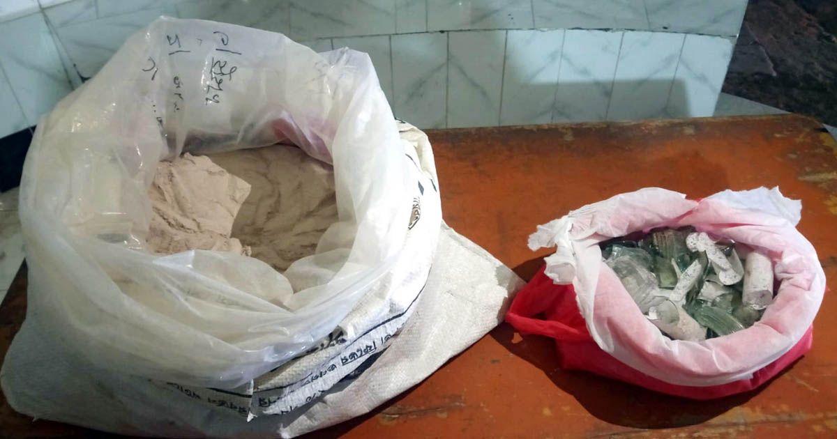 গোদাগাড়ীতে পরিত্যক্ত গান পাউডার ও কাঁচের গুঁড়া উদ্ধার