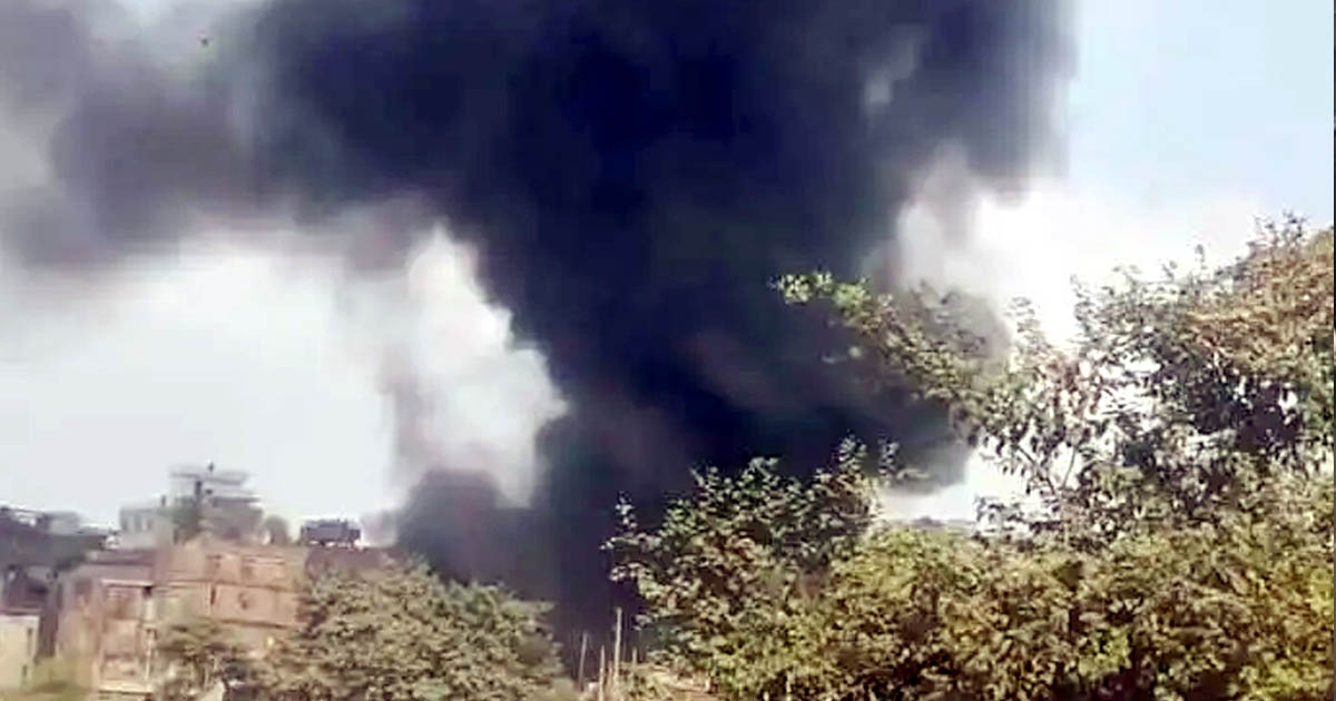 পুরান ঢাকায় প্লাস্টিক গোডাউনে আগুন, নিয়ন্ত্রণে ১১ ইউনিট
