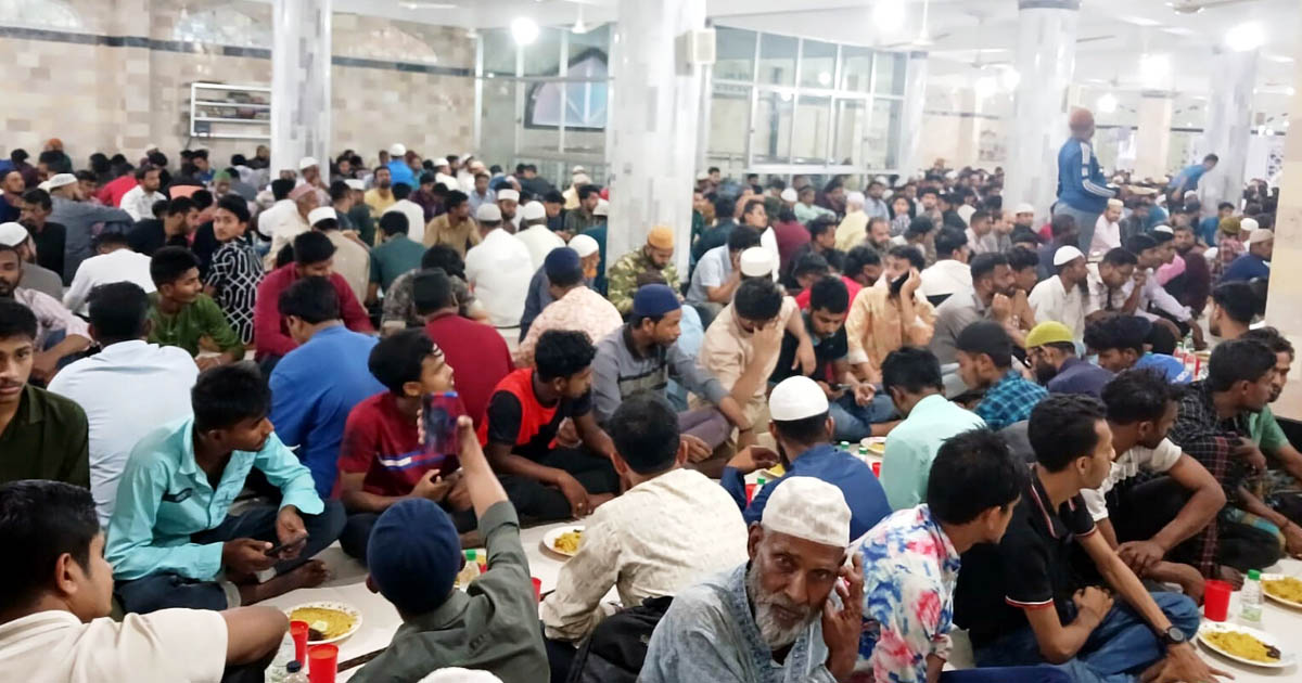 ফেনীর জহিরিয়া মসজিদে দেড়যুগ ধরে চলছে গণইফতার