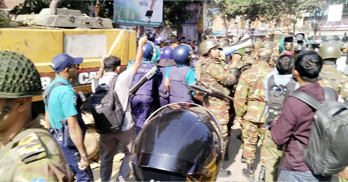 ধানমন্ডি ৩২-এ ছাত্রদের বিক্ষোভে তুমুল সংঘর্ষ, সাউন্ড গ্রেনেড নিক্ষেপ