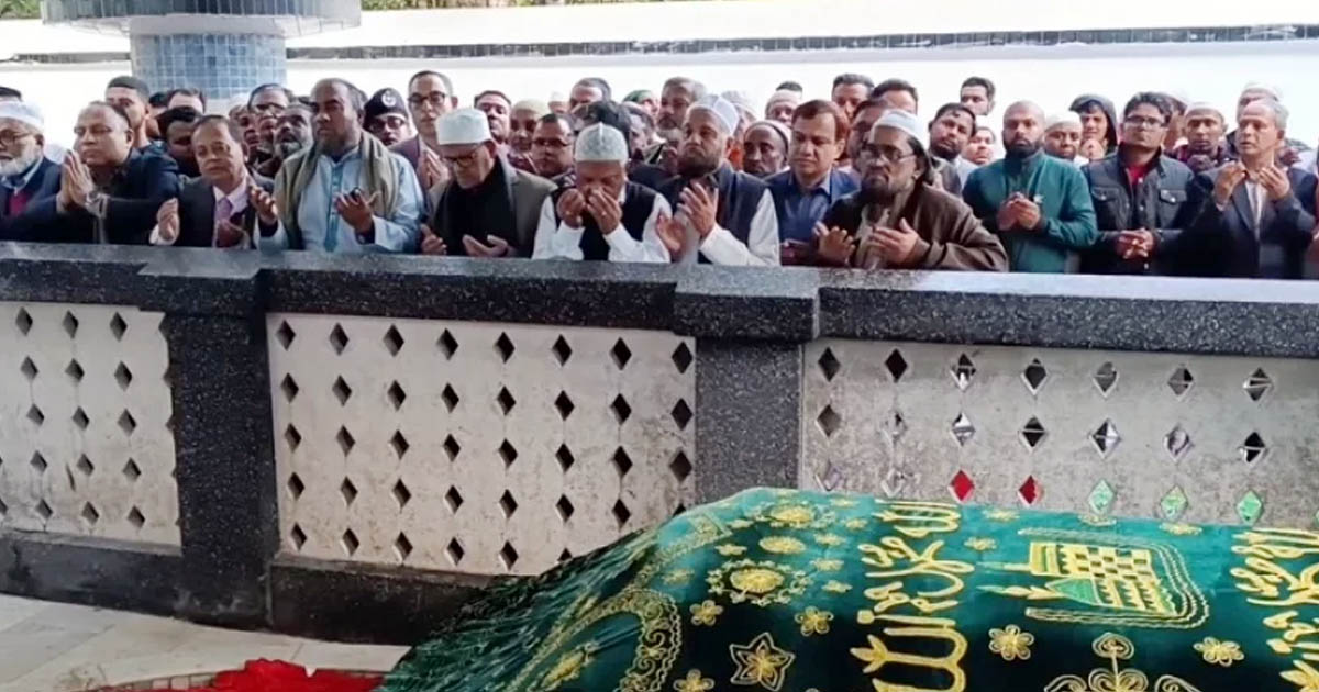 সিলেটে মাজার জিয়ারত করলেন মির্জা ফখরুল