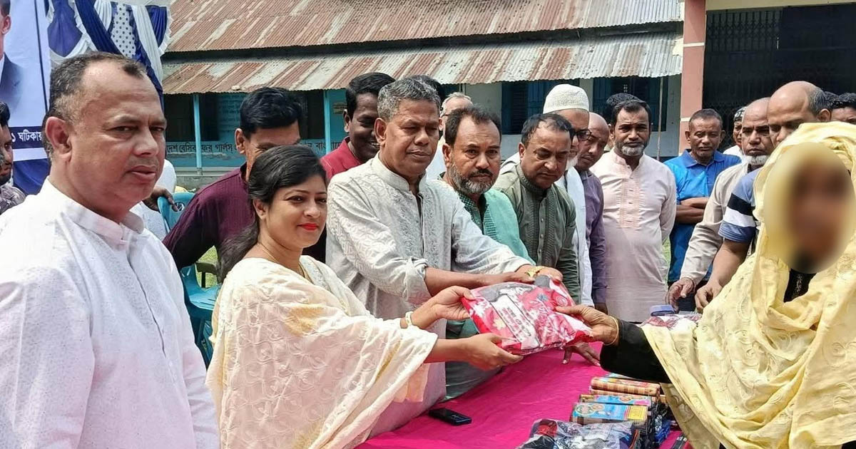 দিনাজপুরে দুস্থদের মাঝে প্রধানমন্ত্রীর ঈদ উপহার বিতরণ