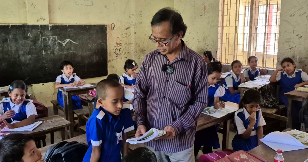 ৩৫ বছরের শিক্ষকতার ইতি, অশ্রুসজল বিদায় প্রিয় শিক্ষকক