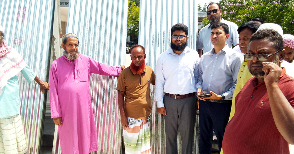 ভাঙ্গুড়ায় অগ্নিকাণ্ডে ক্ষতিগ্রস্ত পরিবারের মাঝে ঢেউটিন বিতরণ