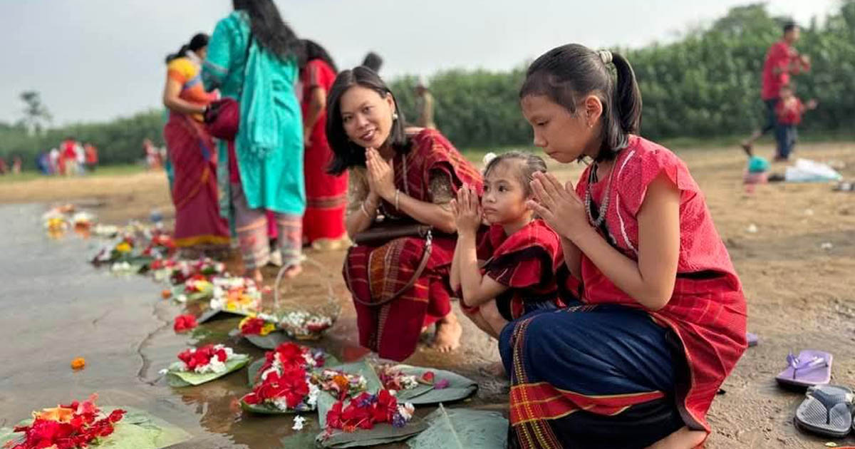 চেঙ্গী নদীতে ফুল ভাসিয়ে খাগড়াছড়িতে বিজু উৎসব শুরু