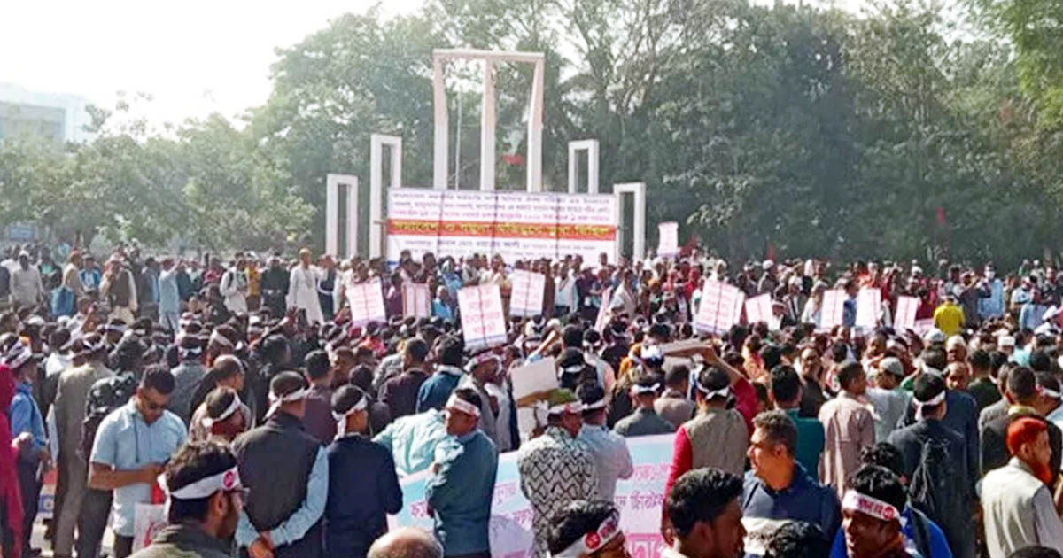 ৯ম পে-স্কেলের গেজেটের দাবিতে শহীদ মিনারে সমাবেশ শুরু