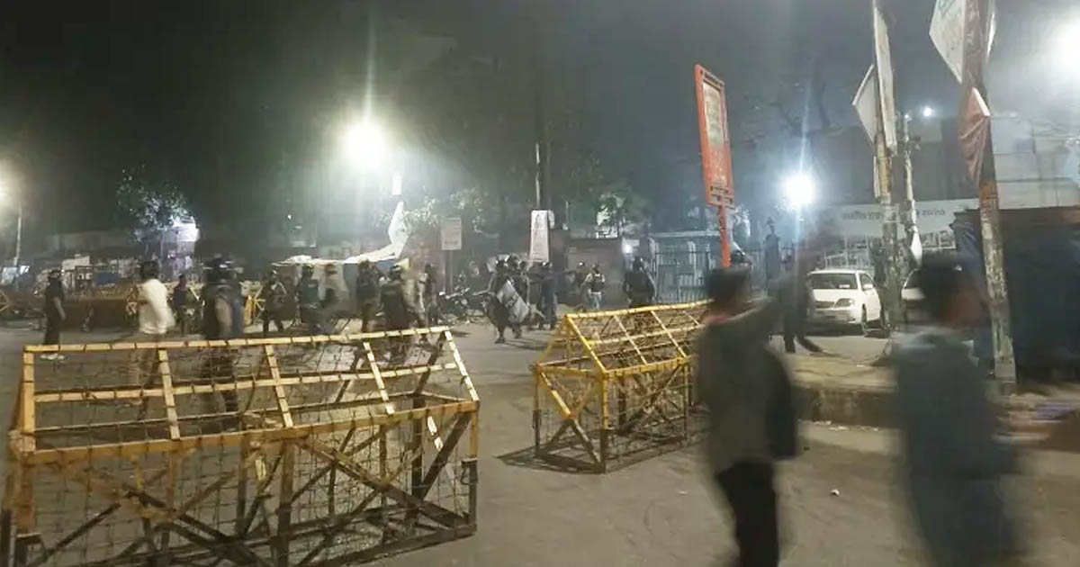 পুলিশের লাঠিচার্জে রেহাই পেল না সংবাদকর্মীরা