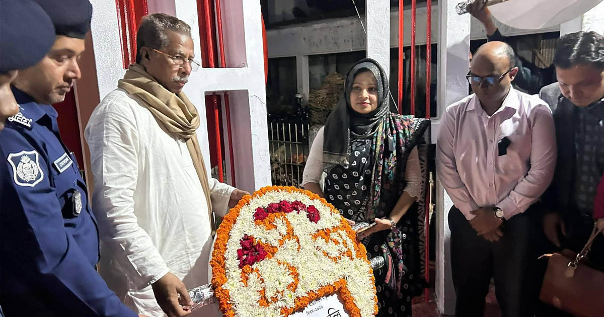 বাকেরগঞ্জে একুশের প্রথম প্রহরে শহীদ মিনারে আবুল হোসেন খান এমপির শ্রদ্ধা নিবেদন