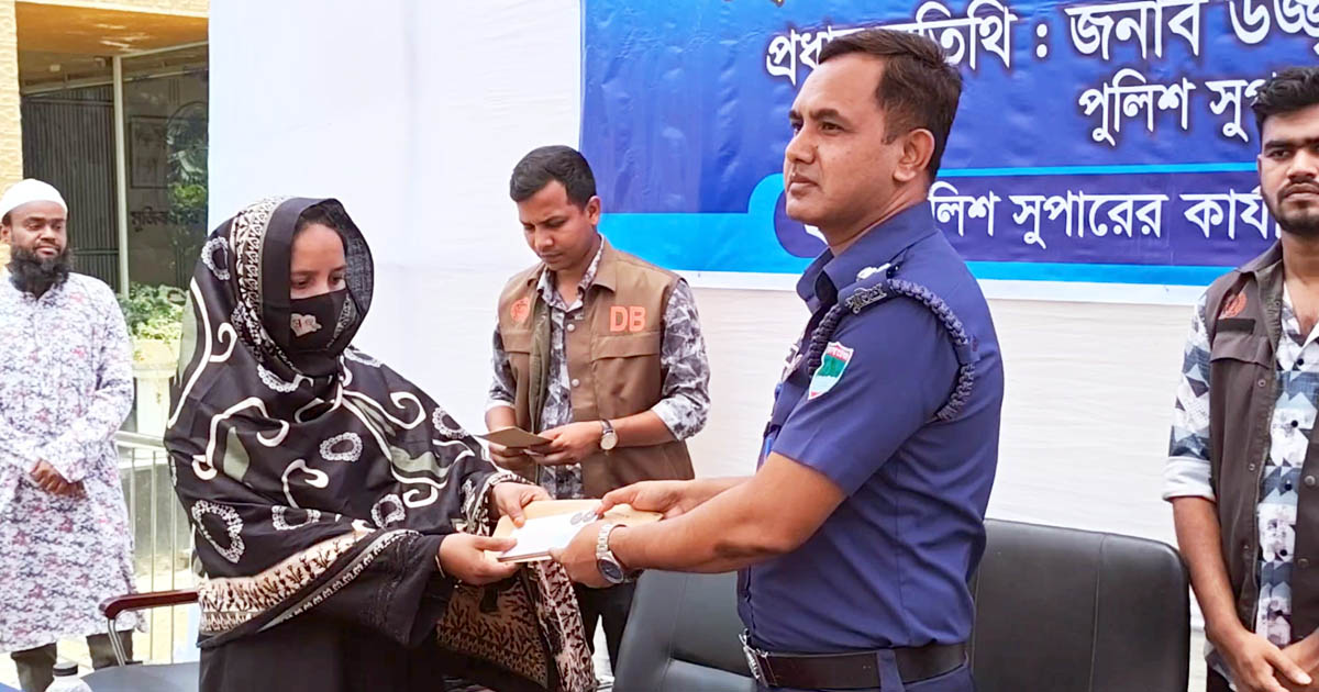 মেহেরপুরে ৮২টি মোবাইল ও লক্ষাধিক টাকা উদ্ধার, মালিকদের কাছে হস্তান্তর