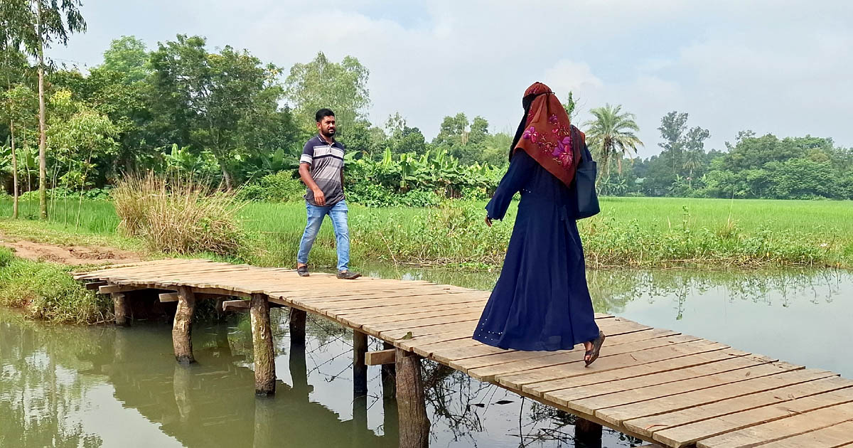 সখীপুরে গোহালিয়া খালের ওপর নড়বড়ে কাঠের সাঁকোতে ঝুঁকিপূর্ণ পারাপার 