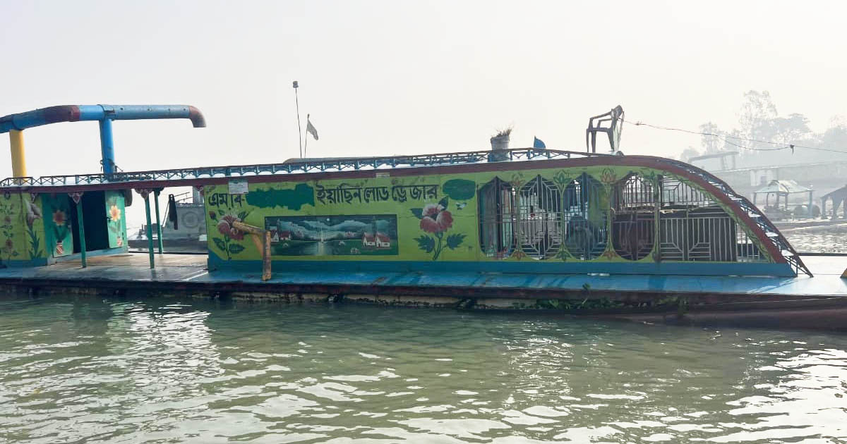 বাঞ্ছারামপুরে অবৈধ বালু উত্তোলন, ড্রেজার জব্দ