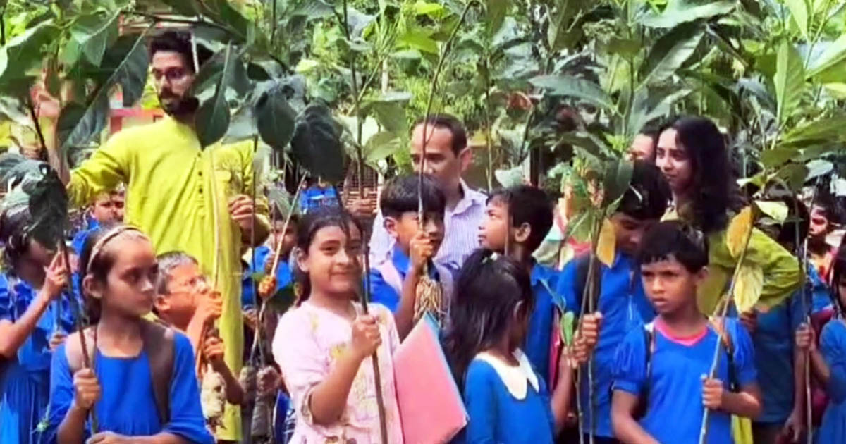 কুড়িগ্রামে শিক্ষার্থীদের মাঝে ১০ হাজার কাঁঠাল গাছের চারা বিতরণ