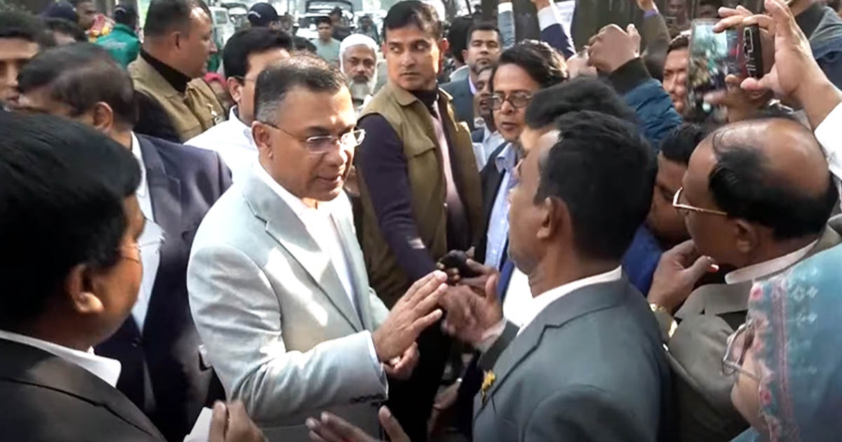 রাস্তায় দাঁড়িয়ে নিয়োগপ্রত্যাশী শিক্ষকদের কথা শুনলেন তারেক রহমান