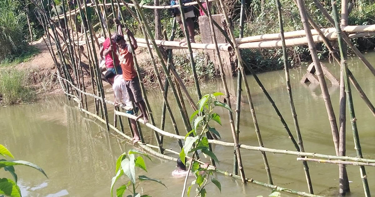 তাহিরপুরে জেলা প্রশাসকের নির্দেশে নদীভাঙন রোধে বাঁশের বেড়িবাঁধ নির্মাণ