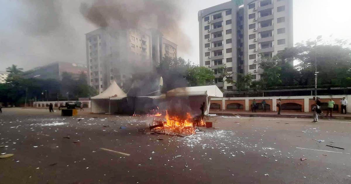 জুলাই সনদ স্বাক্ষরের আগে মানিক মিয়াতে ভাঙচুর-আগুন, ৯০০ জনের বিরুদ্ধে মামলা
