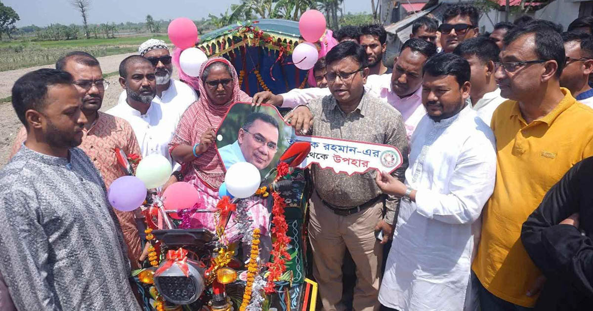 রাজশাহীর অসহায় টুলি বেগমের পাশে প্রধানমন্ত্রী, অটোরিকশা ও নগদ আর্থিক সহায়তা