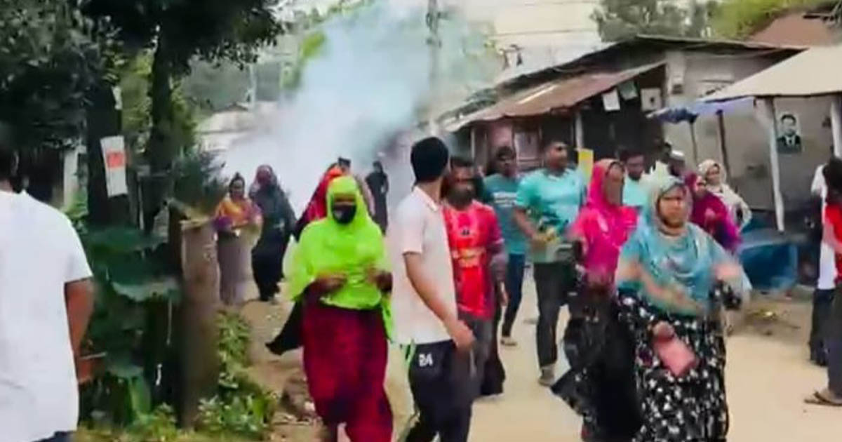 শ্রীপুরে শ্রমিক-পুলিশ সংঘর্ষ, টিয়ার শেল ও সাউন্ড গ্রেনেড নিক্ষেপ
