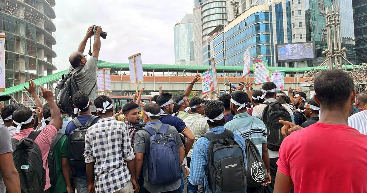 কারওয়ান বাজারে মালয়েশিয়া গমনেচ্ছুদের বিক্ষোভ