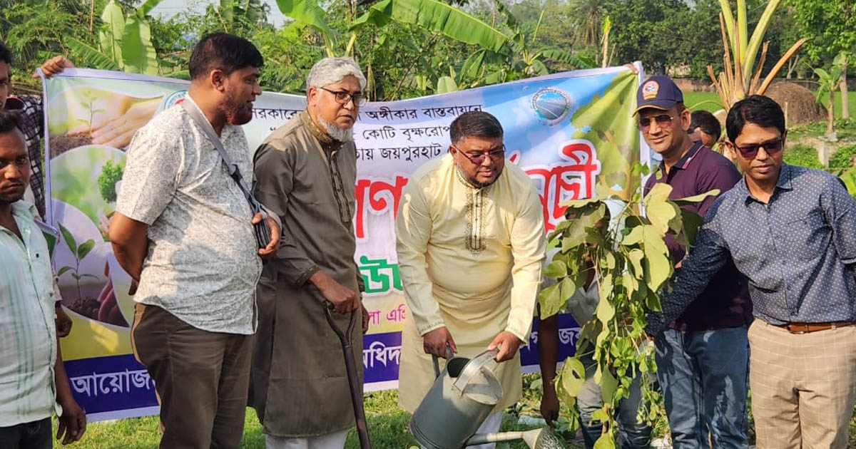 জয়পুরহাটে মহাসড়কে বৃক্ষরোপণ কর্মসূচির উদ্বোধন