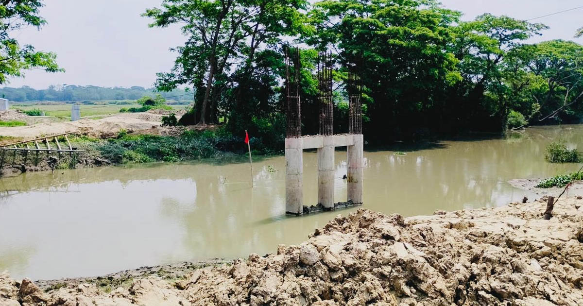 পাউবোর অবহেলায় পটিয়ার লবণ শিল্প হুমকির মুখে, মাসে ২ ট্রলার ডুবি