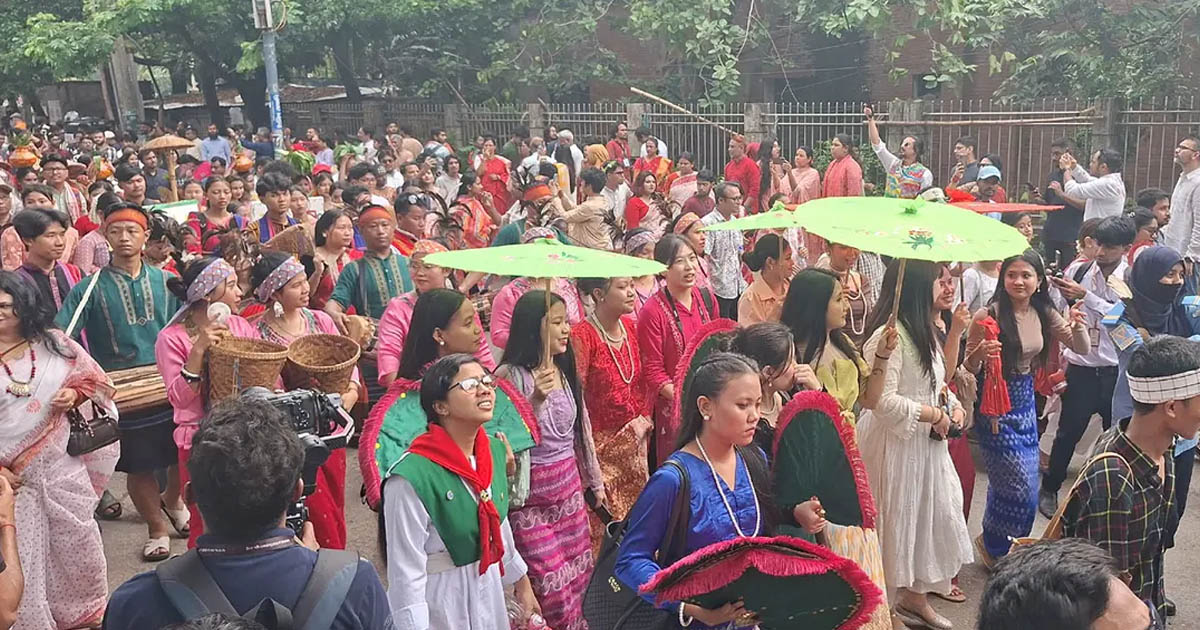 গরম উপেক্ষা করে রমনা-টিএসসিতে মানুষের ঢল