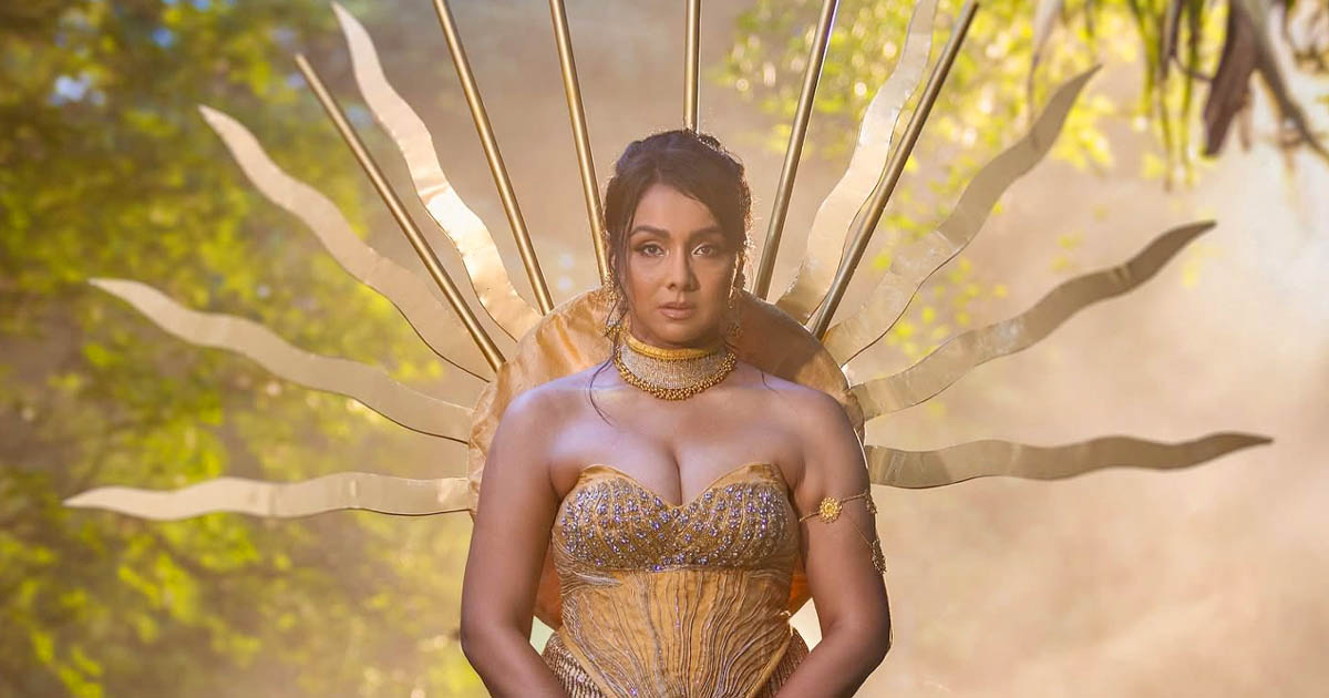 হঠাৎ ট্রেন্ডিংয়ে রুনা খান