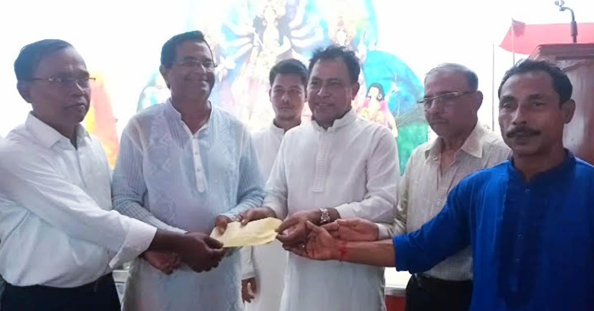 শারদীয় দুর্গাপূজা উদ্‌যাপনে মণ্ডপ পরিদর্শন ও অনুদান দিলেন ড্যানী