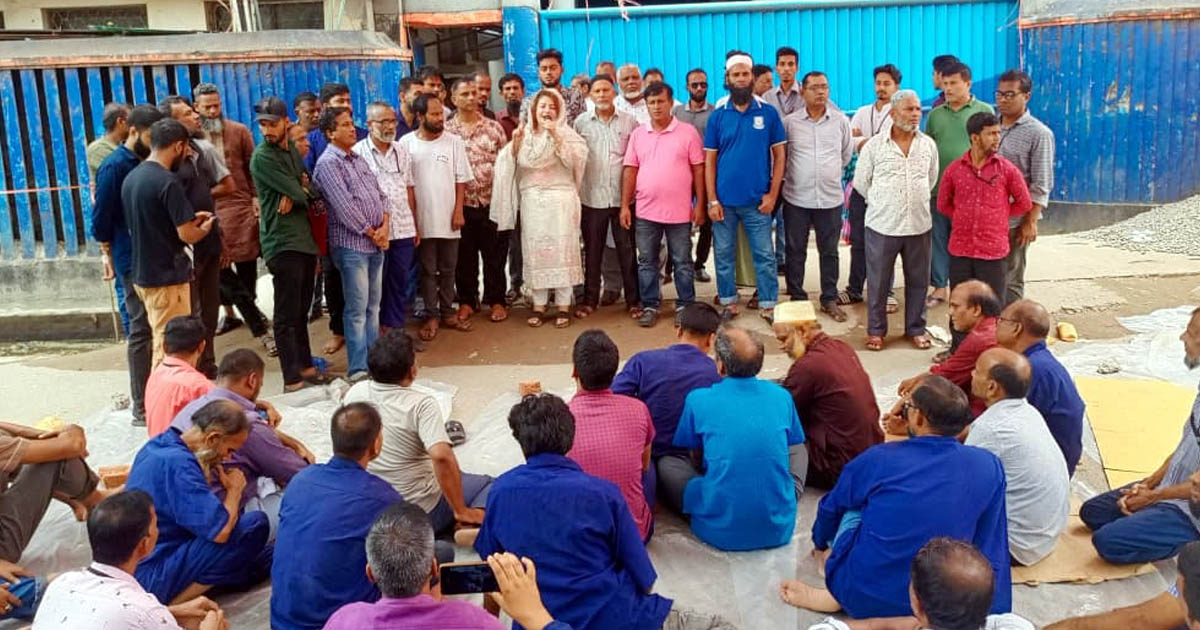 বরিশালে শ্রমিকদের অবস্থান কর্মসূচি