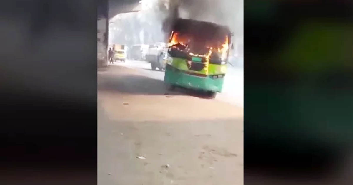 উত্তরার হাউজ বিল্ডিং এলাকায় বাসে আগুন