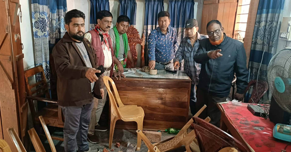 মহেশপুরে প্রেসক্লাবে হামলা, ভাঙচুর ও লুটপাট