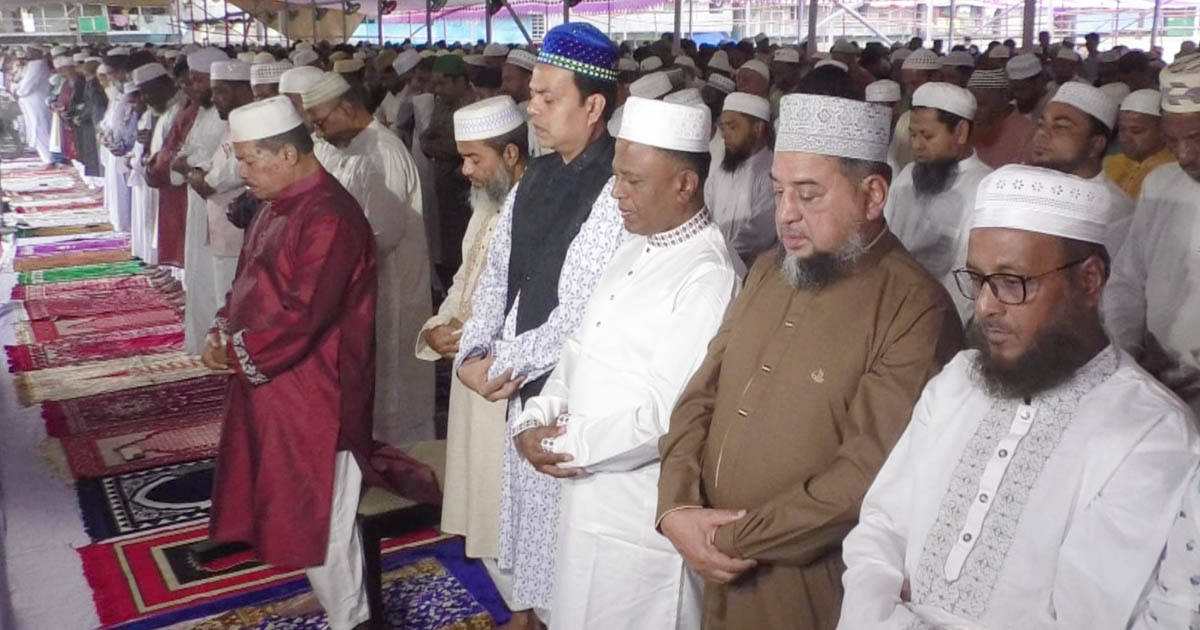 বরিশালে বৃষ্টি উপেক্ষা করে ঈদুল ফিতরের প্রধান জামাত অনুষ্ঠিত