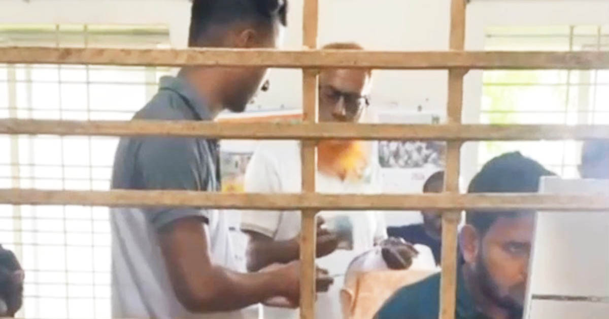বামন্দী ভূমি অফিসে প্রকাশ্যে ঘুষ লেনদেন, ভিডিও ভাইরাল