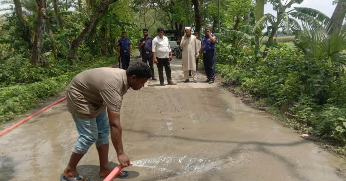 বালিয়াকান্দিতে সড়কে মাটি ফেলে জনদুর্ভোগ, মোবাইল কোর্টে দুইজনকে জরিমানা