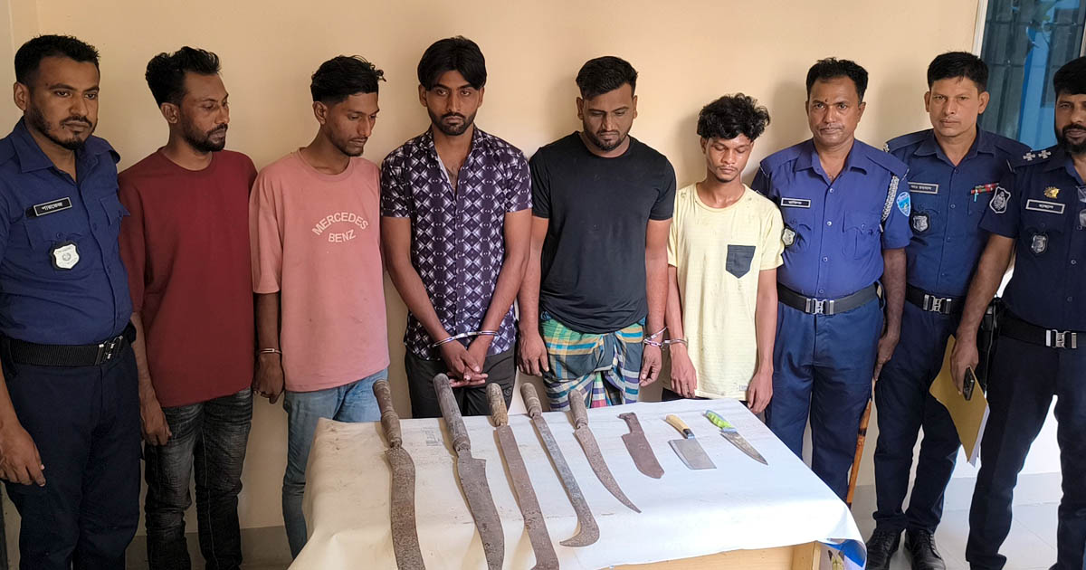 বাঞ্ছারামপুরে অস্ত্রসহ আন্তঃজেলা ডাকাত দলের ৫ সদস্য গ্রেপ্তার
